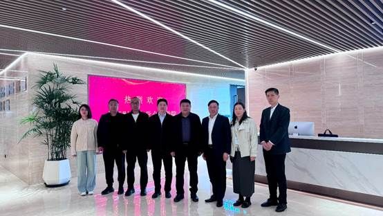 一群人站在一起AI 生成的内容可能不正确。